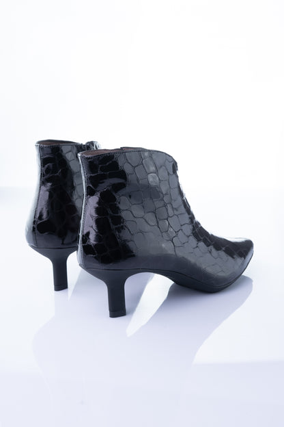 Wonders G-7120 – Black Croc-Embossed Kitten Heel Boot