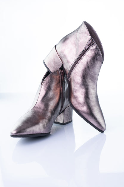 Wonders G-7120 – Black Croc-Embossed Kitten Heel Boot