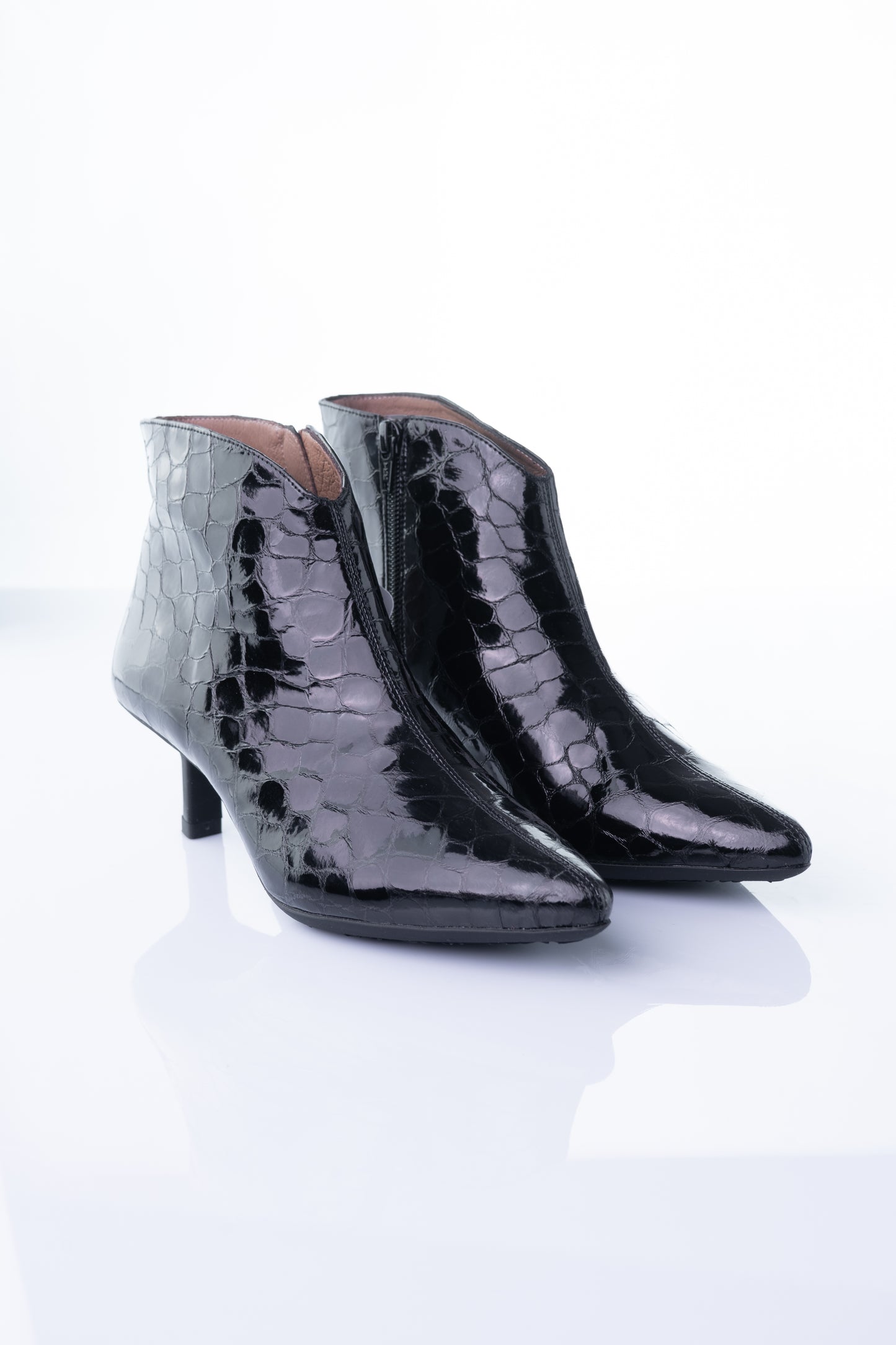 Wonders G-7120 – Black Croc-Embossed Kitten Heel Boot