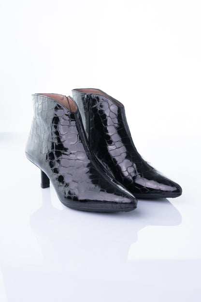 Wonders G-7120 – Black Croc-Embossed Kitten Heel Boot