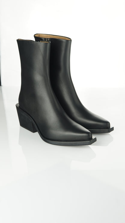 Giulia Taddeucci - Elegant Abstract Cowboy Boots